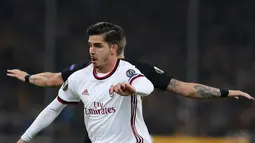 Pemain AC Milan, Andre Silva berebut bola dengan pemain AEK Athens, Ognjen Vranjes dalam laga lanjutan Grup D Liga Europa di Stadion Athens Olympic, Jumat (3/11). Tandang ke markas AEK, Milan hanya meraih hasil imbang 0-0. (AP/Petros Giannakouris)