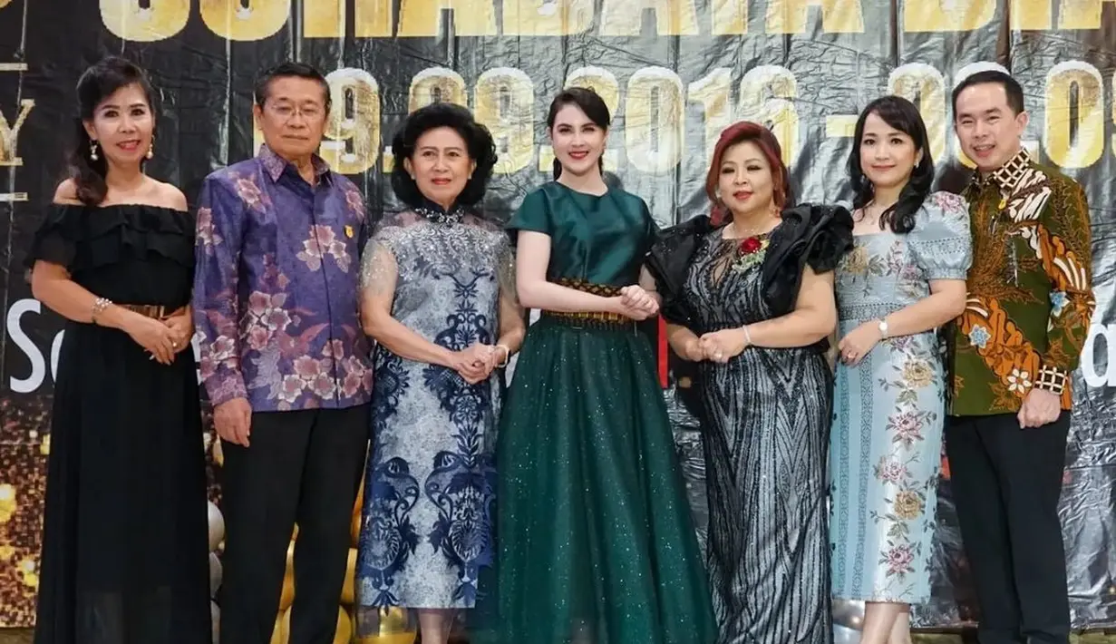 Arumi tetap terlihat anggun dan karismatik meski sudah punya 3 anak di rumah.