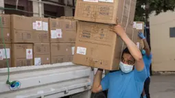 Para pekerja memindahkan pasokan medis sumbangan dari China di Kairo, Mesir (10/5/2020). Mesir pada Minggu (10/5) menerima kelompok pengiriman bantuan medis kedua dari pemerintah China bagi negara di kawasan Afrika Utara tersebut untuk memerangi wabah Covid-19. (Xinhua/Wu Huiwo)