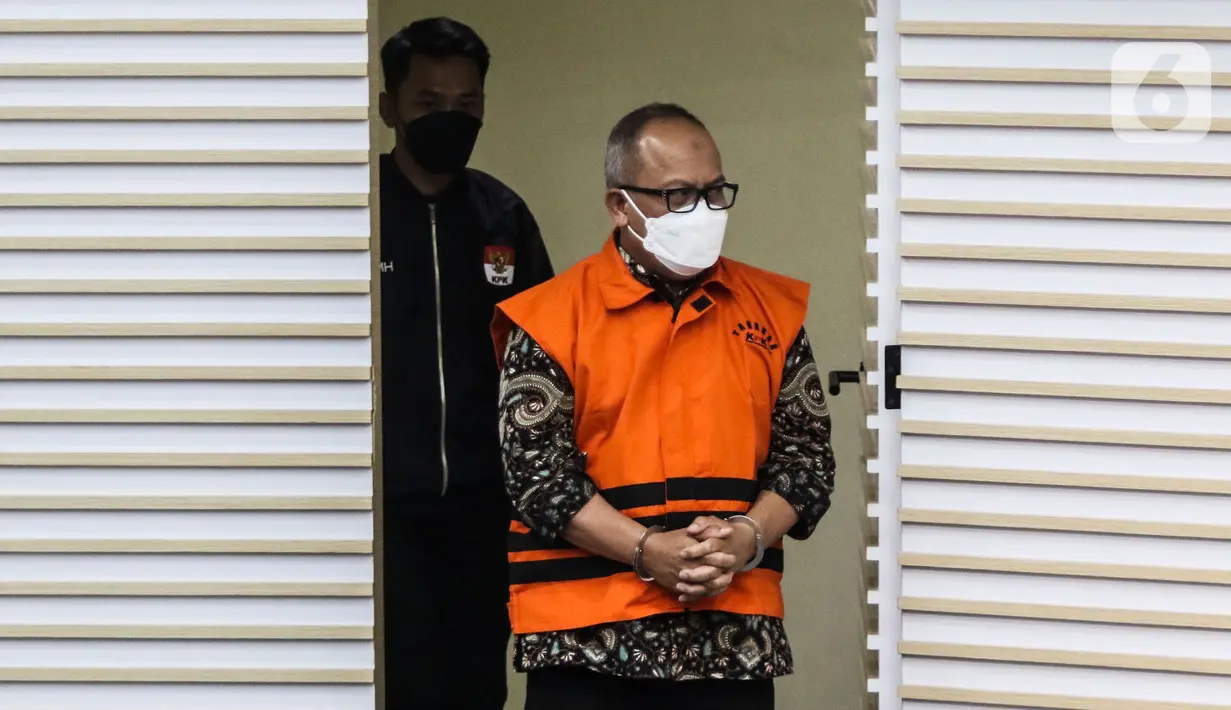 Sekjen Kementerian Pertanian, Kasdi Subagyono mengenakan rompi tahanan usai menjalani pemeriksaan di Gedung Merah Putih KPK, Jakarta, Rabu (11/10/2023). (Liputan6.com/Angga Yuniar)