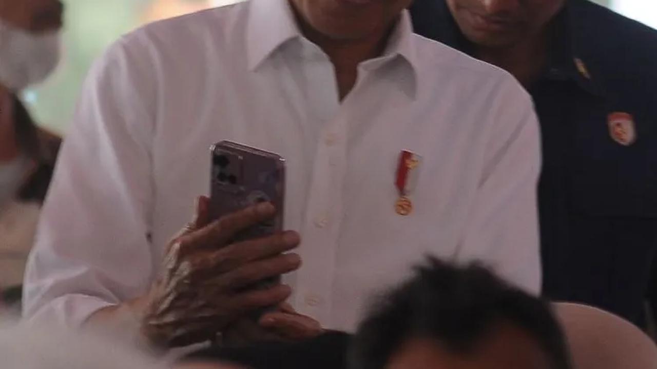 Jokowi Singgung Foto Airlangga Berlatar Kuning di Acara Sewindu PSN: Biar Tahu Ketua Golkar