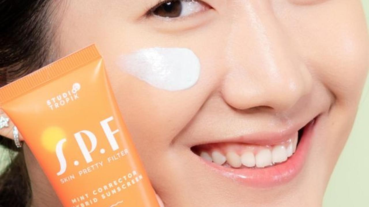 4. Pilih Sunscreen yang Mengandung Niacinamide atau Vitamin C untuk Kulit yang Kusam<br>