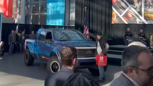 Aktivis lingkungan Extinction Rebellion melakukan unjuk rasa guyur Ford F-150 Lightning dengan minyak di gelaran New York International Auto Show 2024