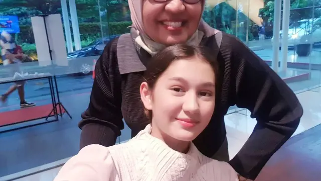 Jarang Terekspos, Ini 6 Potret Kebersamaan Zoe Jackson dan Ibunda