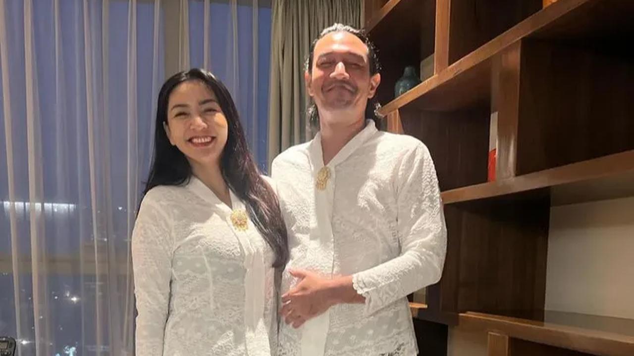 Netizen juga ikut membanjiri kolom komentar dari postingan Hesti. Mereka menuliskan berbagai komentar.<br>