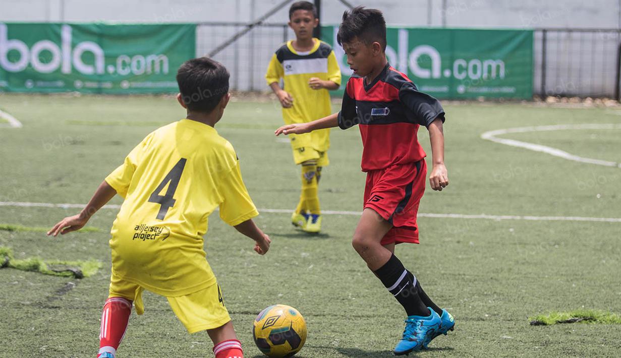 Pemain Indocement SS, Ghaisan Daffa, berusaha melewati hadangan pemain Persepon FA. (Bola.com/Vitalis Yogi Trisna)