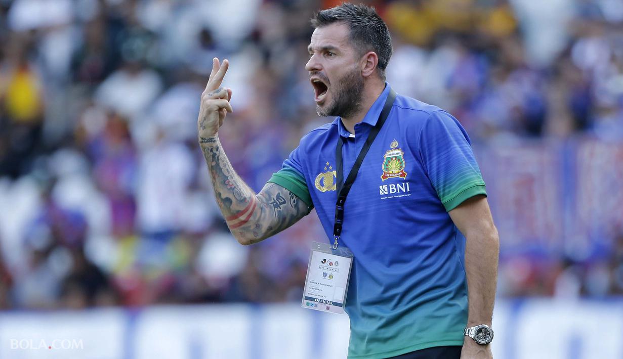 Ekspresi Simon McMenemy pelatih asal  Bhayangkara FC saat timnya melawan FC Tokyo dalam laga persahabatan di Stadion Utama Gelora Bung Karno, Senayan Jakarta pada Sabtu (27/1/2018).  (Bola.com/Peksi Cahyo)