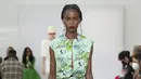 Atau dress dengan model A-Line dan bukaan di bagian tengah dada yang bikin look semakin chic.  (giambattistavalli.com).