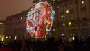 Bangunan des Terreaux dihiasi lampu karya seniman Joseph Couturier saat persiapan Festival of Lights (Fete des Lumieres) di pusat Kota Lyon, Prancis (7/12). Perayaan ini digelar sebagai ungkapan terima kasih untuk Bunda Maria. (Reuters/Emmanuel Foudrot)