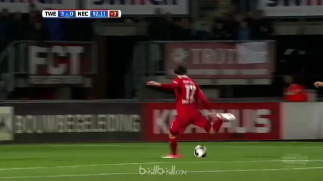 Pemain pinjaman dari Manchester City, Enes Unal, bantu kemenangan FC Twente dengan mencetak 2 gol. This video presented by Ballball.