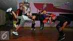 Tiga finalis dance Toracino Cool Expression saat menggelar latihan bersama di Jakarta, Senin (2/6/2016). Ketiga next filanis dance tersebut ialah Unlimited PAZcrew, Dio dan Two Brother. (Liputan6.com/Yoppy Renato)