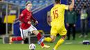 Pemain Norwegia, Jens Petter Hauge, berusaha melewati pemain Rumania, Andrei Burca, pada laga UEFA Nations League di Stadion Ullevaal, Minggu (11/10/2020). Norwegia menang dengan skor 4-0. (Vidar Ruud /NTB scanpix via AP)