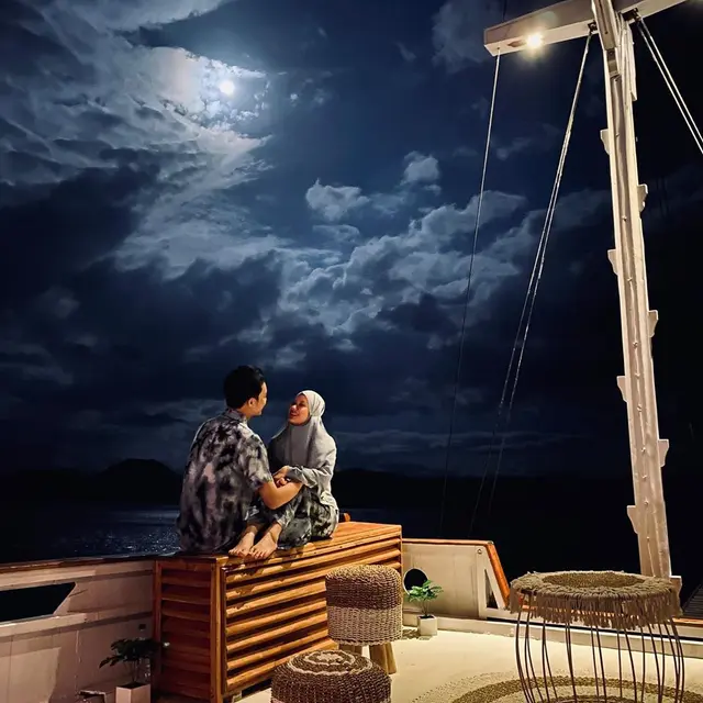 6 Potret Bulan Madu Dinda Hauw dan Rey Mbayang di Labuan Bajo, Romantis