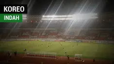 Berita video The Jak menunjukkan koreografi indah di tribun SUGBK (Stadion Utama Gelora Bung Karno) saat Persija Jakarta bertanding melawan Home United pada laga semifinal zona ASEAN Piala AFC 2018, Selasa (15/5/2018).