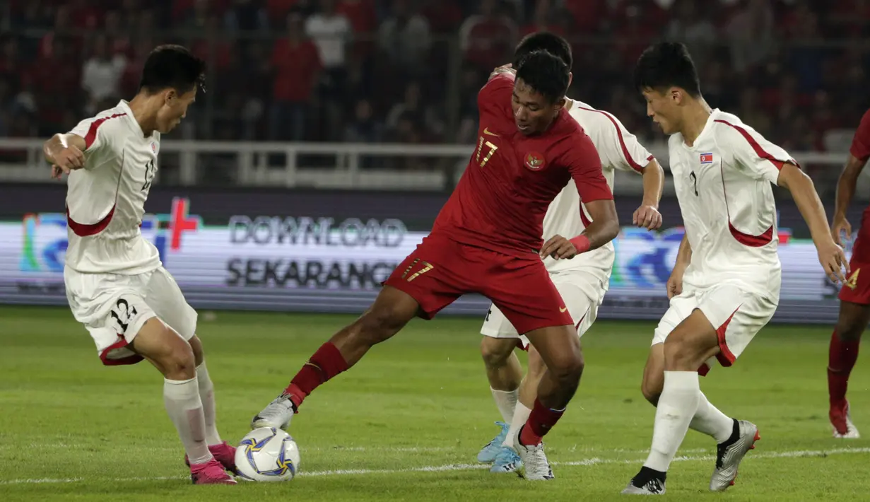 Striker Timnas Indonesia U-19, Serdy Ephy, berebut bola dengan pemain Timnas Korea Utara pada laga Kualifikasi AFC U-19 2020 di Stadion GBK, Jakarta, Minggu (10/11). Indonesia U-19 berhasil menahan imbang 1-1 DPR Korea. (Bola.com/Yoppy Renato)