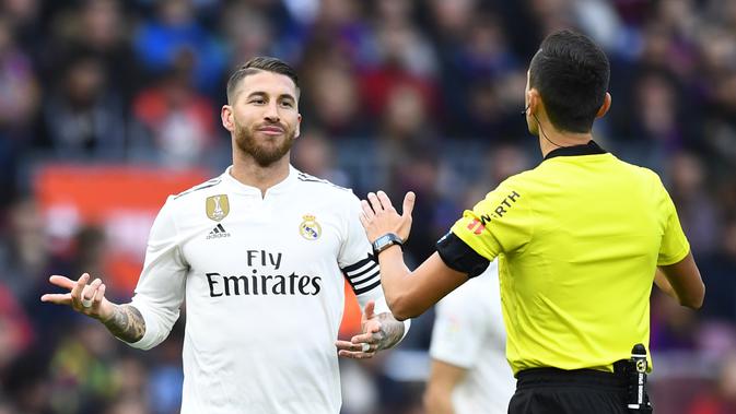 Sergio Ramos akan terima keputusan petinggi Real Madrid pecat Lopetegui (GABRIEL BOUYS / AFP)