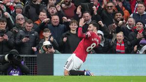 Gelandang Manchester United (MU), Bruno Fernandes, merayakan gol yang dicetaknya ke gawang Tottenham Hotspur dalam lanjutan Premier League 2025/2026 di Old Trafford, Sabtu (7/2/2026). (AP Photo/Jon Super)