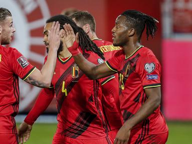 Striker Belgia, Michy Batshuayi (kanan) bersama rekan merayakan gol pertama Belgia yang dicetaknya ke gawang Belarusia dalam laga Kualifikasi Piala Dunia 2022 Zona Eropa Grup E di King Power Stadium, Belgia, Selasa (30/3/2021). Belgia menang 8-0 atas Belarusia. (AP/Francisco Seco)