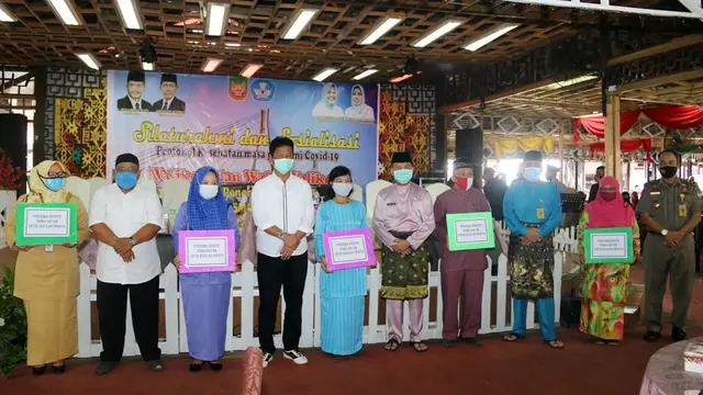 Wali Kota Batam, Muhammad Rudi, mencairkan insentif bagi guru swasta se-Kota Batam. (Foto: Liputan6.com/Ajang Nurdin)