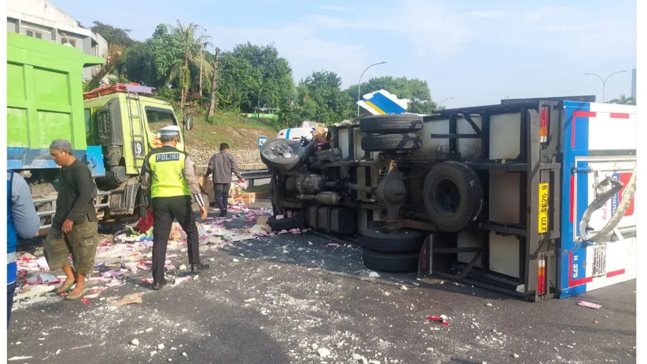 Truk boks pengangkut es krim mengalami kecelakaan di Km 19.200 B Jalan Tol Lingkar Luar Jakarta, pada Rabu (12/6/2024