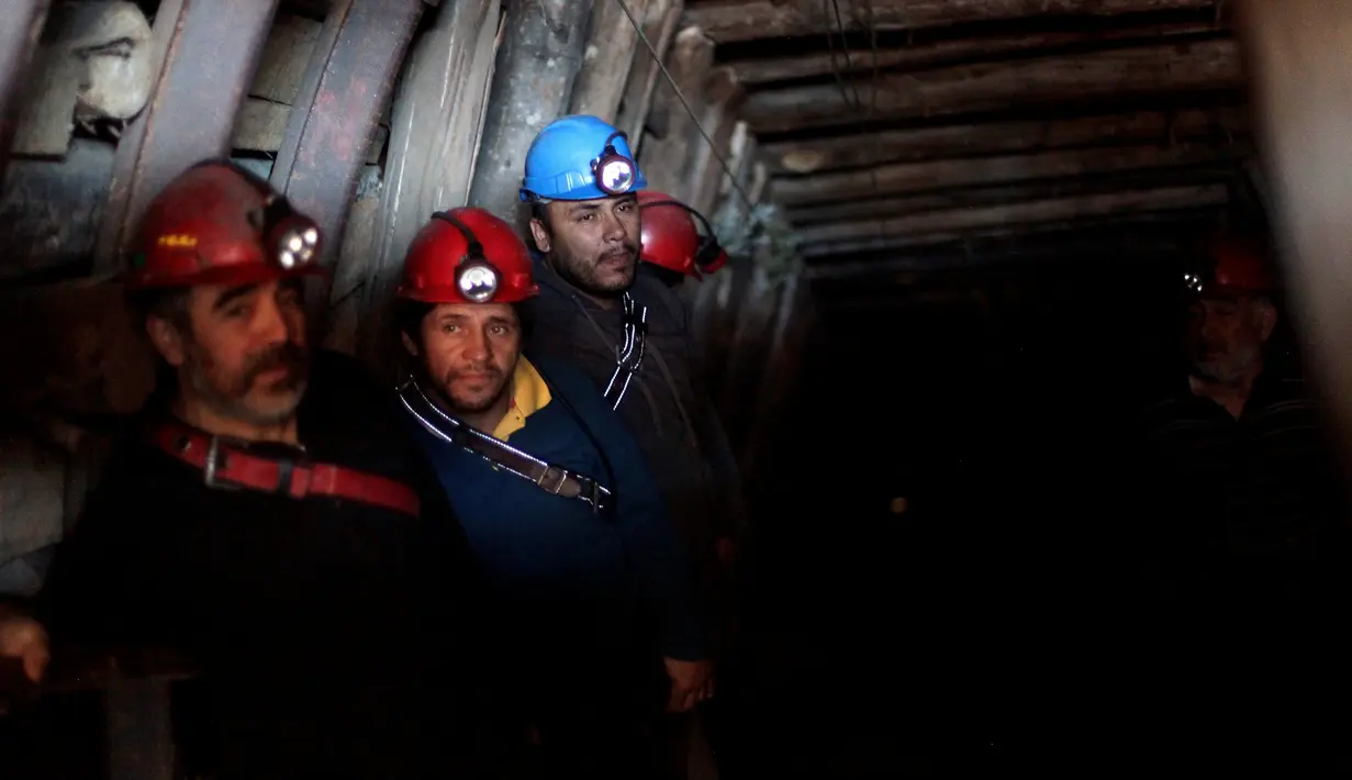 Para penambang berada di area pertambangan di kota Curanilahue, Chile, (26/12). Mereka menuntut pemerintah untuk menyediakan dana untuk membuka kembali tambang batubara Santa Ana. (Reuters/Juan Gonzalez Galaz)