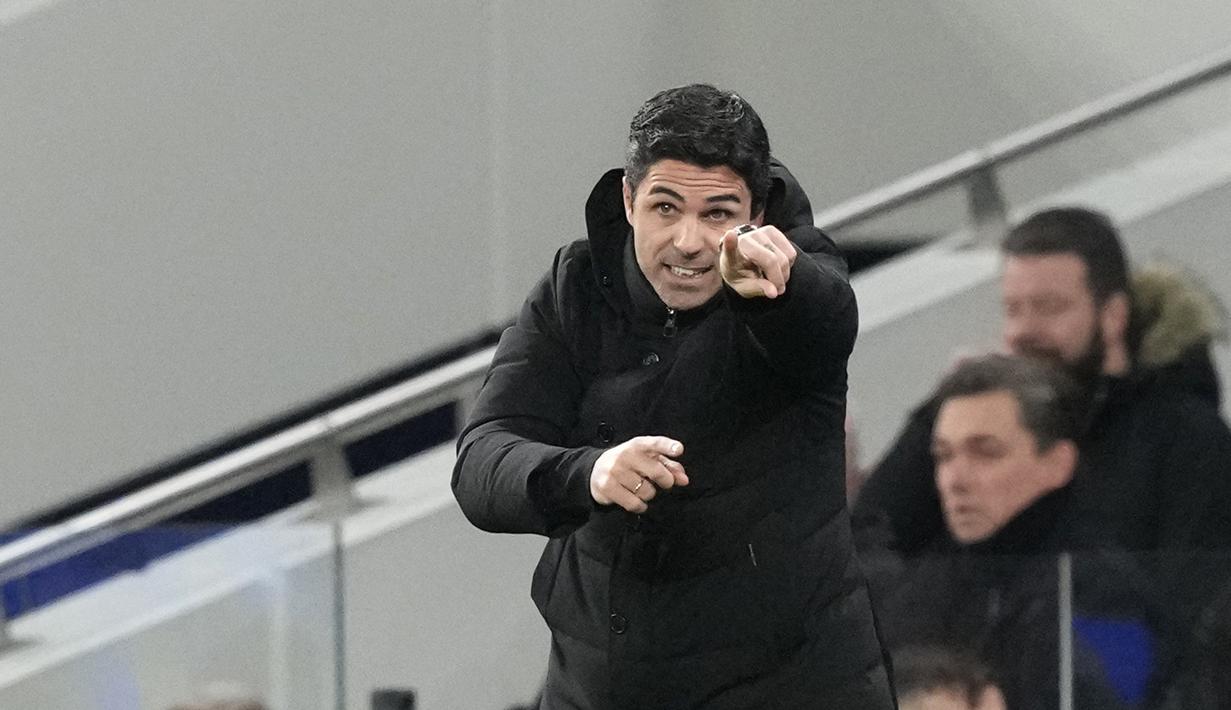 Pelatih Arsenal, Mikel Arteta mengisntruksikan pemainnya saat bertanding melawan Tottenham Hotspur pada pertandingan lanjutan Liga Inggris di Stadion Tottenham Hotspur di London, Inggris, Minggu (15/1/2023). Hasil ini membuat Arsenal makin kokoh di puncak klasemen dengan koleksi 47 angka dari 18 laga. (AP Photo/Frank Augstein)