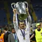 Winger Real Madrid, Gareth Bale angkat trofi Liga Champions 2015-2016 (Reuters)