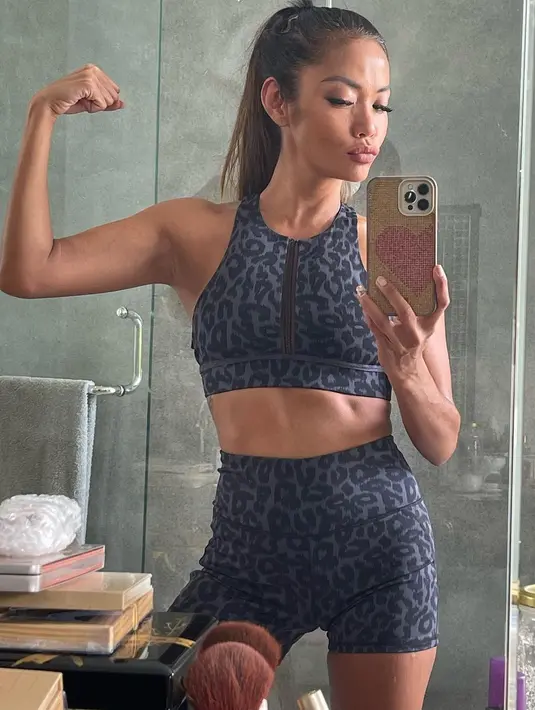 Activewear motif leopard jadi pilihan Shanty saat wokrout dan tampilan no makeup membuat glowing alaminya terpancar. [@shantyofficial]
