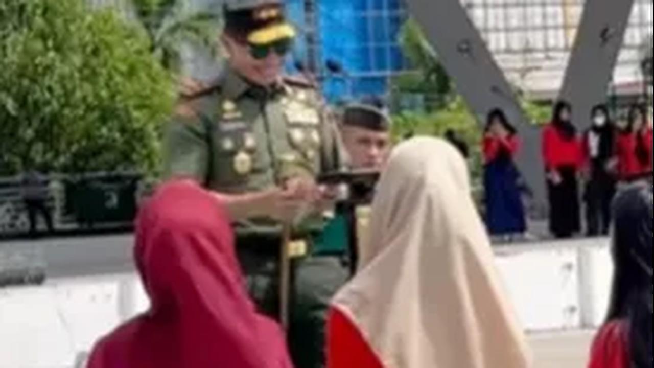 Melansir dari Instagram @totokimam, Jumat (15/12) Panglima Komando Daerah Militer XIV/Hasanuddin Mayjen TNI Totok Imam Santoso menghadiri sebuah acara yang dihadiri banyak warga.