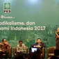 Staf Ahli Wakil Presiden RI, Sofjan Wanandi (kedua kiri) bersama Menaker Hanif Dhakiri (ketiga kiri) saat menjadi pembicara diskusi, Jakarta, Senin (23/1). Diskusi membahas SARA, Radikalisme dan Prospek Ekonomi Indonesia 2017. (Liputan6.com/Johan Tallo)