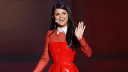 Aktris dan penyanyi Selena Gomez saat berjalan di atas panggung ajang penghargaan acara 2015 Glamour Women Of The Year Awards di New York City, Senin (9/11). (Larry Busacca/Getty Images untuk Glamour/AFP)