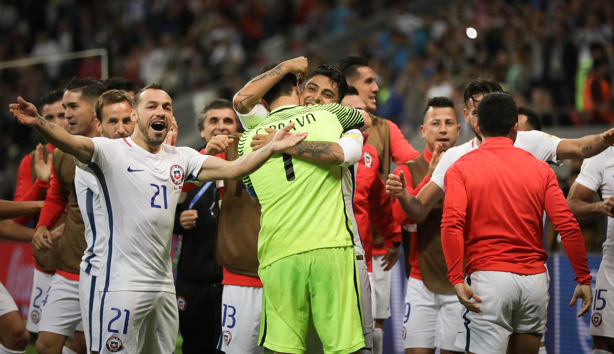 Para pemain Cile merayakan keberhasilan lolos ke final Piala Konfederasi usai menaklukkan Portugal di Kazan Arena, Kazan, Rabu (28/6/2017). Cile menang adu penalti 3-0 atas Portugal. (EPA/Mario Cruz)