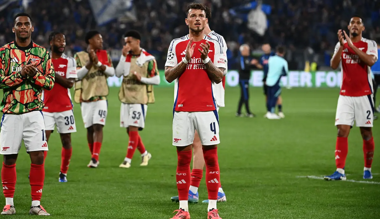 Pemain Arsenal Jurrien Timber, Ben White dan William Saliba (kiri ke kanan) memberikan penghargaan kepada publik di akhir matchday 1 League Phase Liga Champions 2024/2025 di stadion Atleti Azzurri d'Italia di Bergamo pada Kamis 19 September 2024 atau, Jumat (20/9/2024) dini hari WIB. (Isabella BONOTTO/AFP)