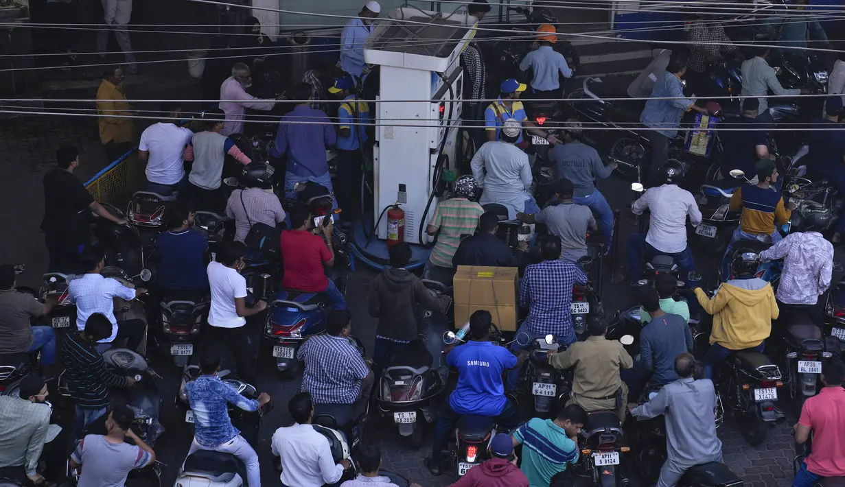 Pemogokan oleh pengemudi truk ini dilakukan sebagai protes terhadap peraturan penjara dan hukuman yang ketat untuk kasus tabrak lari. (AP Photo/Mahesh Kumar A.)