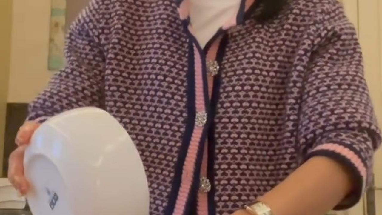 Bunga Zainal Bagikan Momen saat Masak Lamb Chop, Netizen Justru Salah Fokus dengan Cara Marinasinya