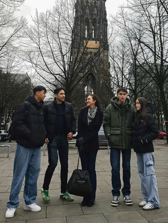 Donna Agnesia tengah berlibur bersama keluarga. Liburan musim dingin, keluarganya tampil begitu stylish dengan jaket tebal. [Foto: Instagram/ Donna Agnesia]