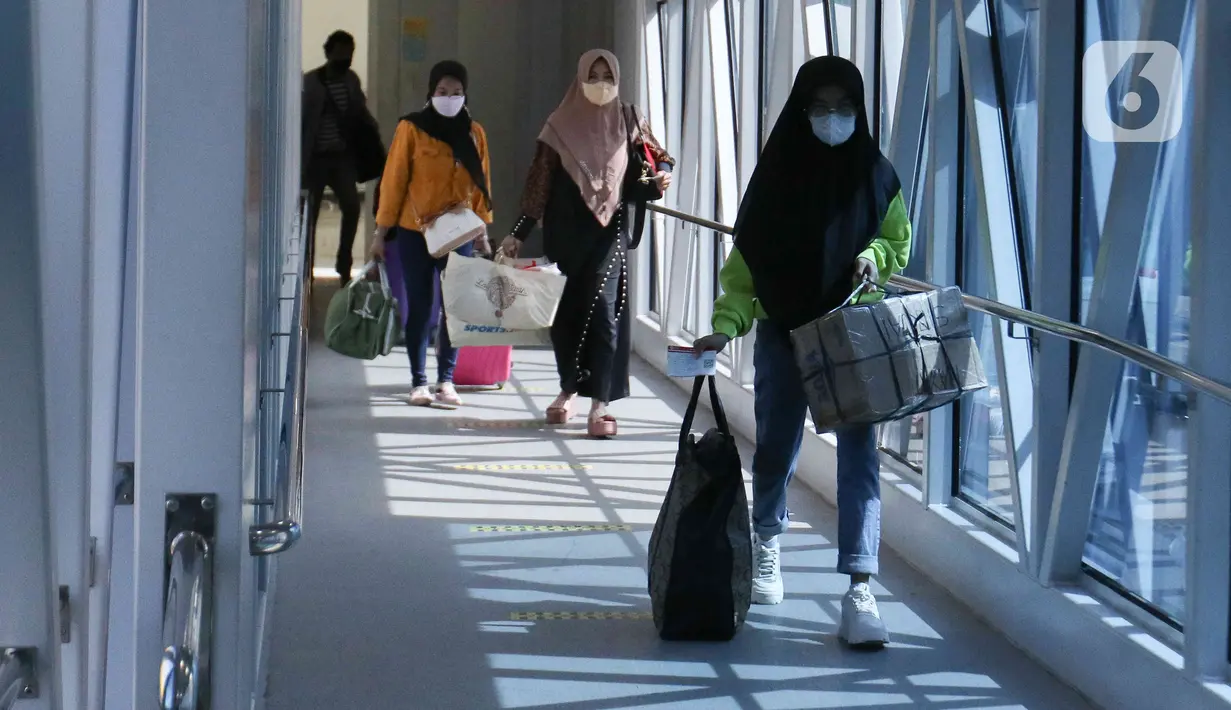 <p>Pemudik menaiki Kapal KM Dobonsolo tujuan Semarang di Pelabuhan Indonesia 2, Tanjung Priok, Jakarta Utara, Selasa, (26/42022). PT Pelayaran Nasional Indonesia (Persero) memprediksi penumpang kapal pada musim mudik 2022 ini bisa menembus 417.676 orang selama periode H-15 hingga H+15 Lebaran. (Liputan6.com/Herman Zakharia)</p>