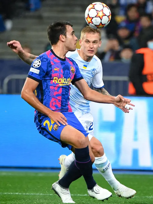 Bek Barcelona Eric Garcia berebut bola dengan gelandang Dynamo Kiev Vitaliy Buyalskyy pada Matchday 4 Liga Champions di NSK Olimpiyskiy, Rabu (3/11/2021) dini hari WIB.  Barcelona menang tipis 1-0 saat bertamu ke markas Dynamo Kiev. (Sergei SUPINSKY / AFP)