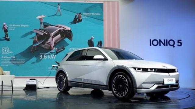 Hyundai IONIQ 5 Hadir di IIMS 2022, Richard Kyle dan Citra Subyakto Kagumi Ragam Fitur Canggihnya