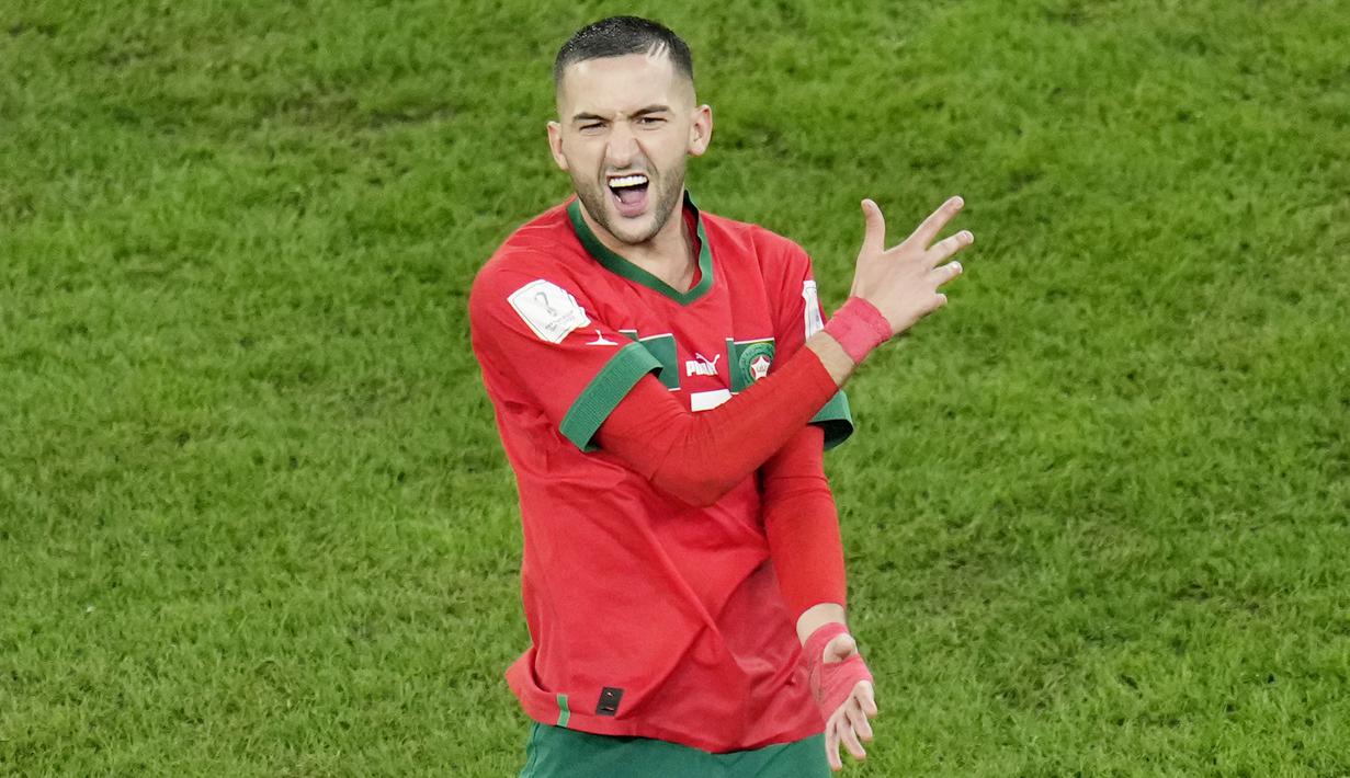 Hakim Ziyech menjadi sosok vital di balik performa impresif Maroko di Piala Dunia 2022. Pemain Chelsea itu seakan terlahir kembali dan sukses memainkan peran krusial di lini serang Singa Atlas. (AP Photo/Ricardo Mazalan)