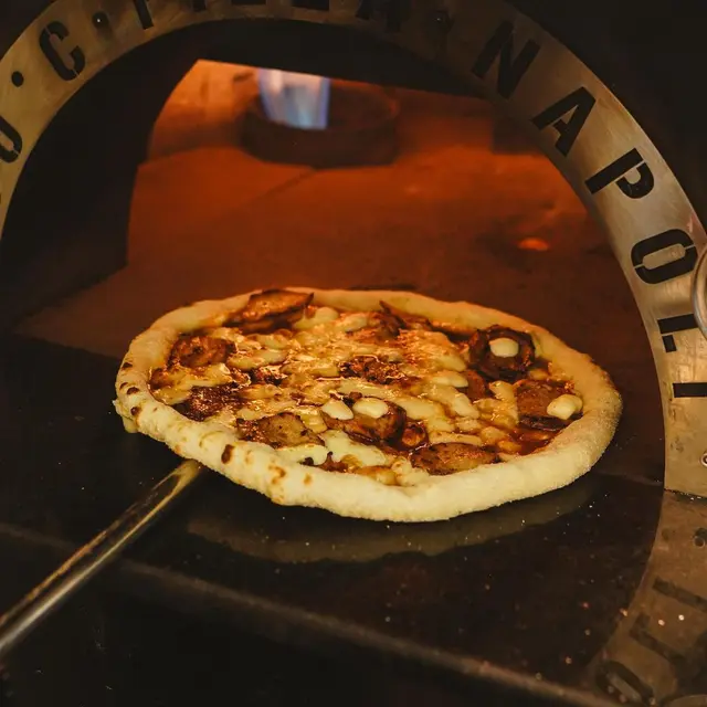 Menyantap Pizza Autentik ala Italia di Bogor Kota Hujan, Dibakar dengan Kayu Pohon Rambutan