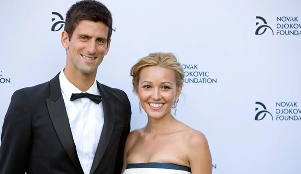 Petenis Serbia Novak Djokovic bersama pasangannya Jelena Ristic saat mereka tiba di makan malam penggalangan dana untuk Yayasan Novak Djokovic di London 8 Juli 2013. (Reuters/Neil Hall)