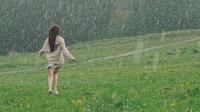 Ilustrasi hujan. (Photo by Viktorya Sergeeva 💙💛🫂: https://www.pexels.com/photo/woman-enjoying-the-rain-outside-a-grass-field-8676395/)
