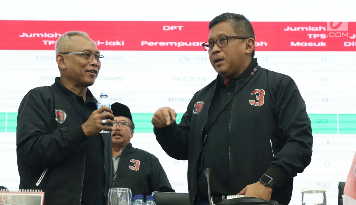 Kepala Badan Saksi Pemilu Nasional PDI-P, Arif Wibowo (kiri) bersama Sekjen PDI-P, Hasto Kristiyanto saat merilis data livecount perolehan suara Pileg serta Pilpres 2019 berdasar data C1 yang terverifikasi, di Jakarta, Jumat (19/4). (Liputan6.com/Helmi Fithriansyah)