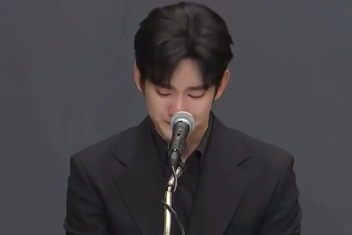Kim Soo Hyun Dihujani Kritik Usai Gelar Konpers tentang Kim Sae Ron Sambil Nangis, dari Tudingan Tak Tulus hingga Narsis