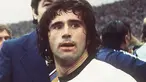 Gerd "Der Bomber" Müller, lahir di Nördlingen, Jerman, 3 November 1945 adalah mantan pemain sepak bola Jerman Barat. Ia mengoleksi 365 gol dalam 427 penampilan di Bundesliga, ia adalah salah satu pemain tersukses pada masanya.(Bayernnews.org)