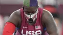 Atlet tolak peluru Amerika Serikat, Raven Saunders beristirahat selama lemparan babak kualifikasi tembakan putri di Olimpiade Musim Panas 2020 di Tokyo, Jumat (30/7/2021). Saunders berhasil memuncaki Grup A dengan lemparan peluru sejauh 19,22 meter. (AP Photo/Matthias Schrader)