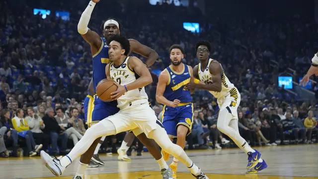 Rookie Indiana Pacers, Andrew Nembhard melewati penjagaan pemain Warriors di lanjutan NBA 2022/2023