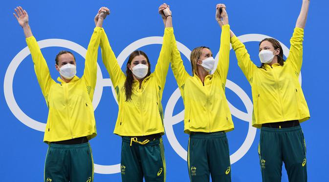 Emma McKeon (kedua dari kanan) saat selebrasi medali emas usai menangi kelas 4x100 estafet putri dengan Australia (AFP)