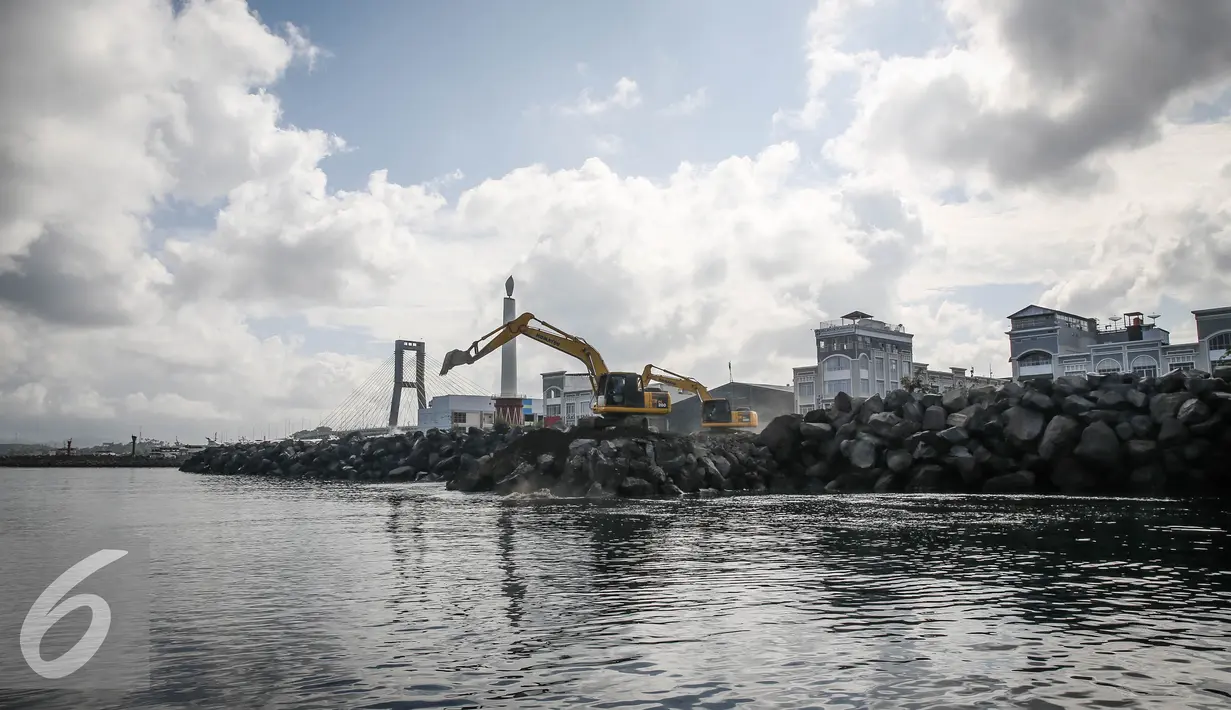 Eskavator menimbun batuan di tepi pantai kawasan Boulevard on Bussines (BoB), Manado, Sulawesi Utara, (31/3). Proyek reklamasi pantai boulevard seluas 76 hektar untuk pembangunan kawasan bisnis dan komersil sejak tahun 90-an. (Liputan6.com/Faizal Fanani)